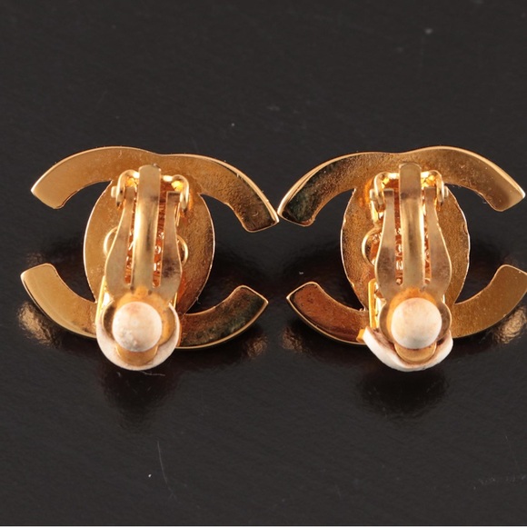 CHANEL Gold Plated CC Logo Turnlock Vintage Clip-On Earrings with Box - Picture 4 of 7